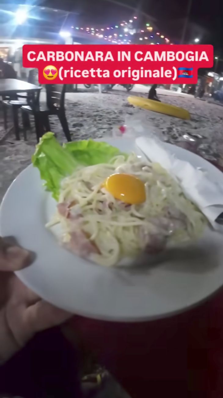 La carbonara ordinata in Cambogia: tuorlo crudo, foglia di insalata, posate avvolte in un tovagliolo letteralmente dentro il piatto. Non benissimo