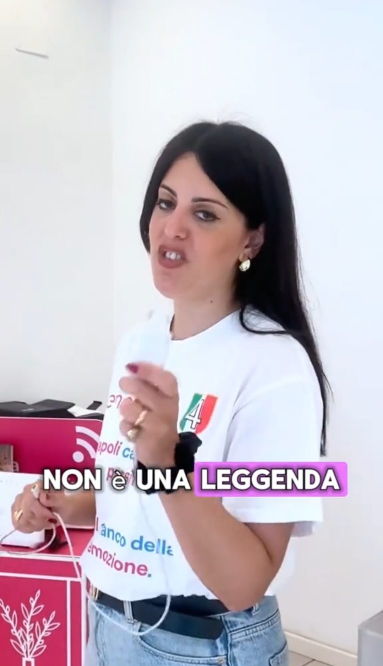 Il costo di un caricabatterie sempre attaccato alla presa - anche senza cellulare collegato - è basso, ma è evitabile molto facilmente.