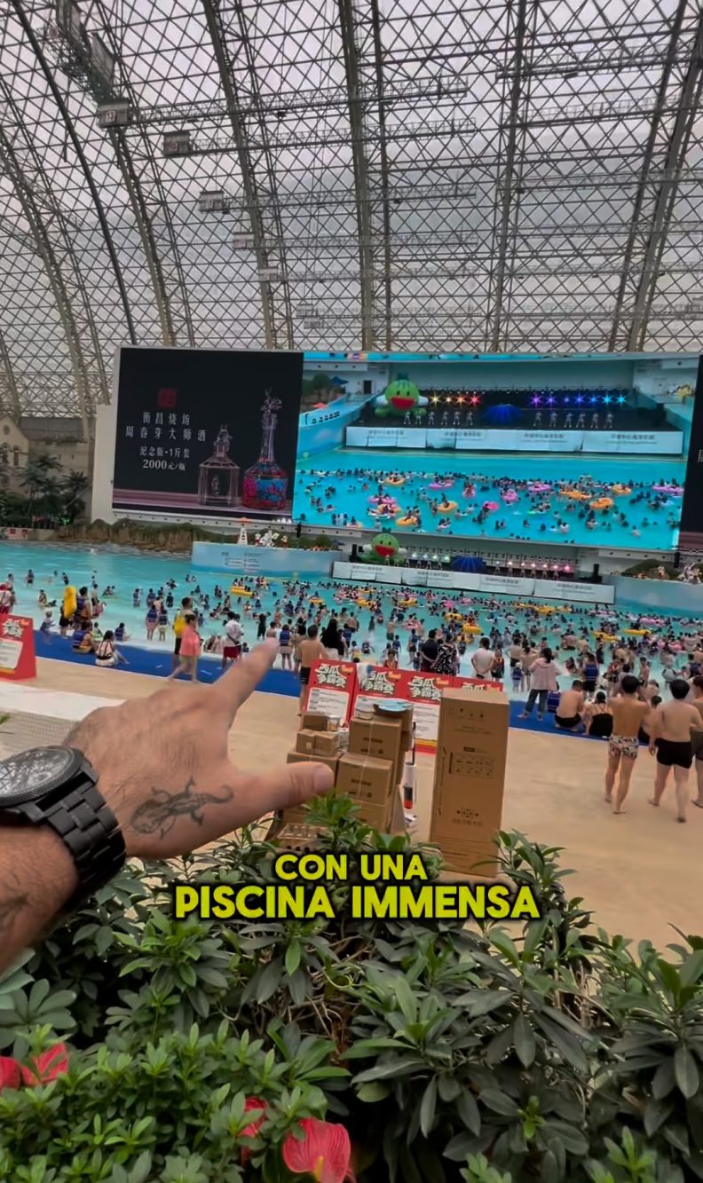 La spiaggia con piscina del centro commerciale ha particolarmente colpito Mirko.