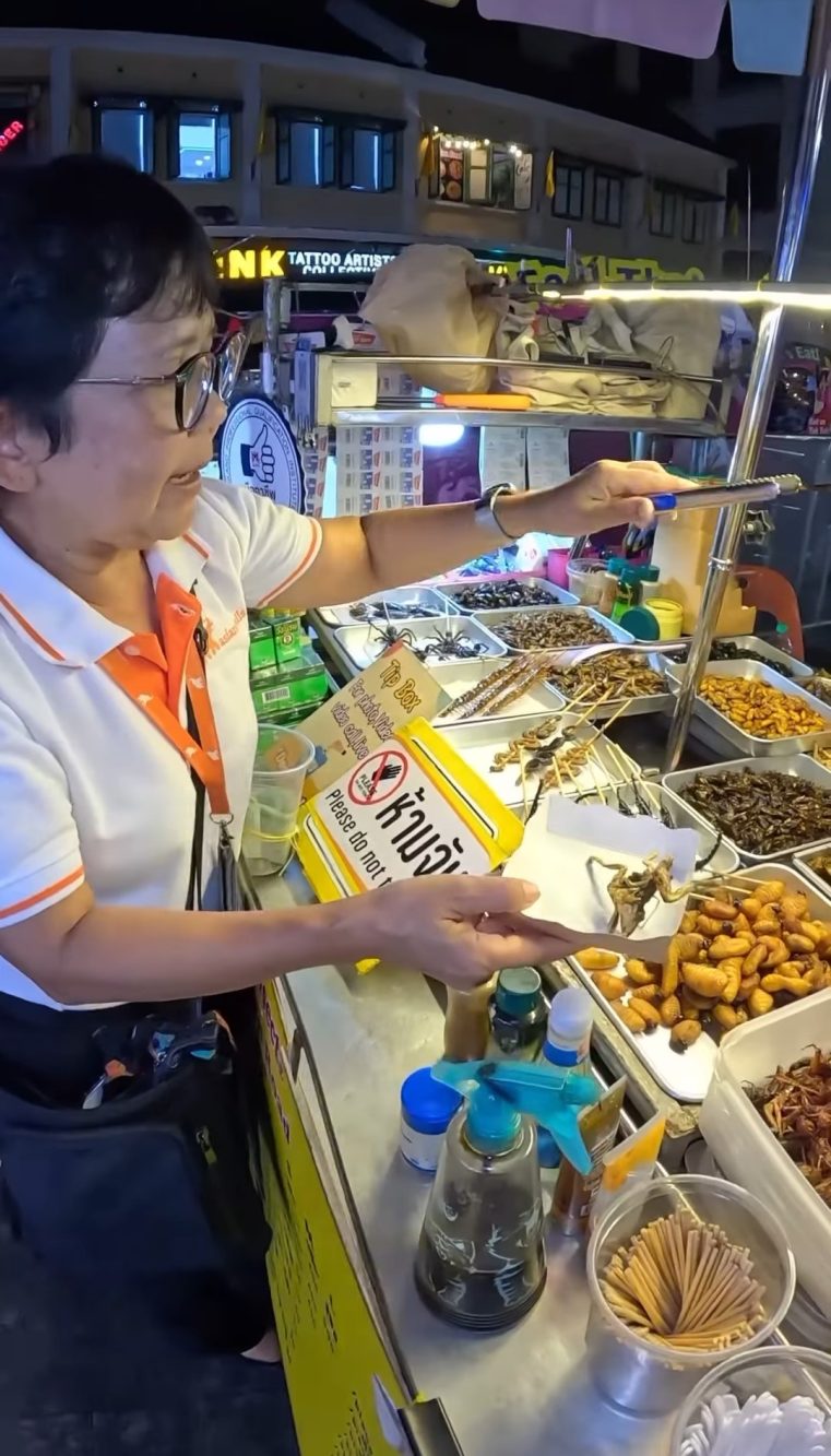 Ecco la rana fritta, il cibo da strada 'estremo' thailandese che più è piaciuto a Jaime.