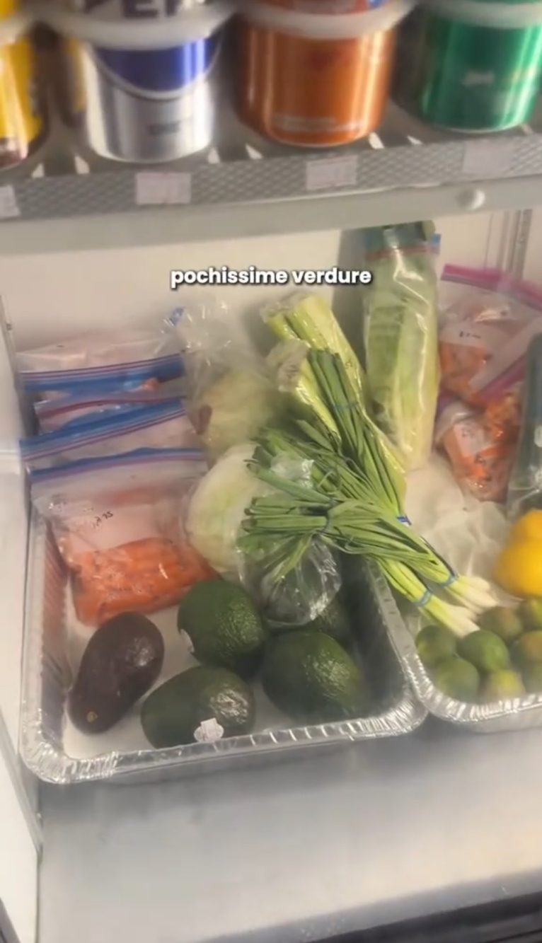 Questo è il reparto frutta e verdura dell'unico supermercato della città dell'Alaska dove i 220 residenti vivono tutti nello stesso palazzo.