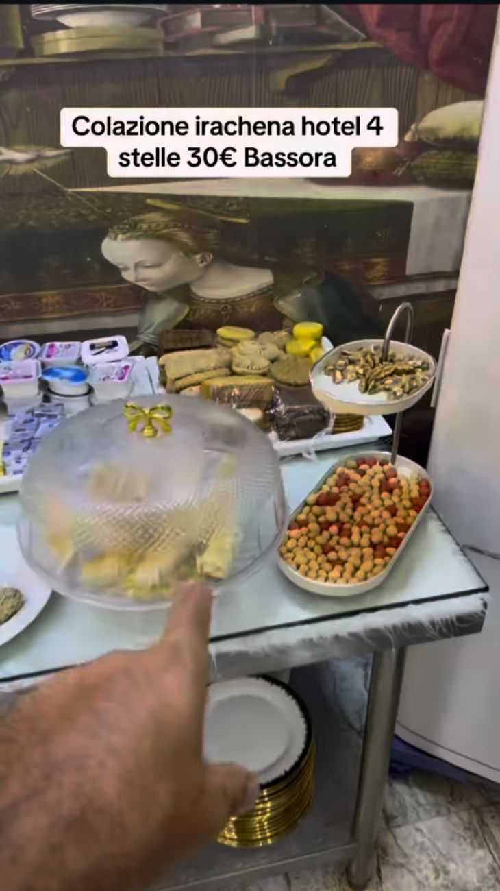 Una parte della colazione a buffet nell'hotel 4 stelle in Iraq.