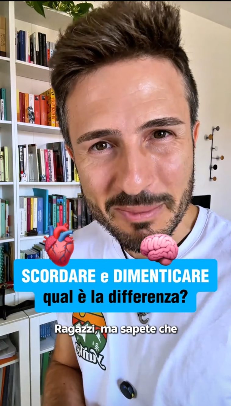 Il divulgatore ha fatto un'interessante analisi dei verbi "scordare" e "dimenticare".