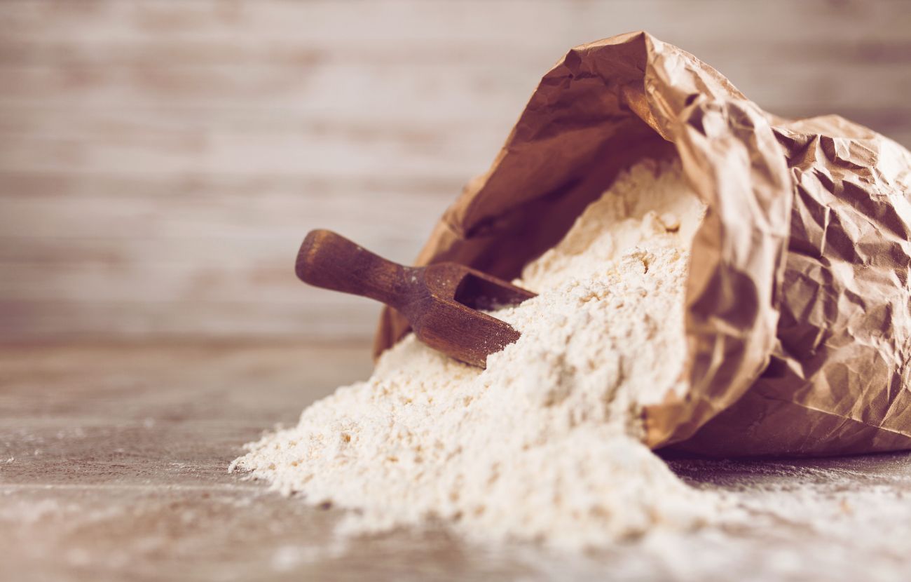 Il miglior modo per assorbire l'olio caduto per terra è la farina.