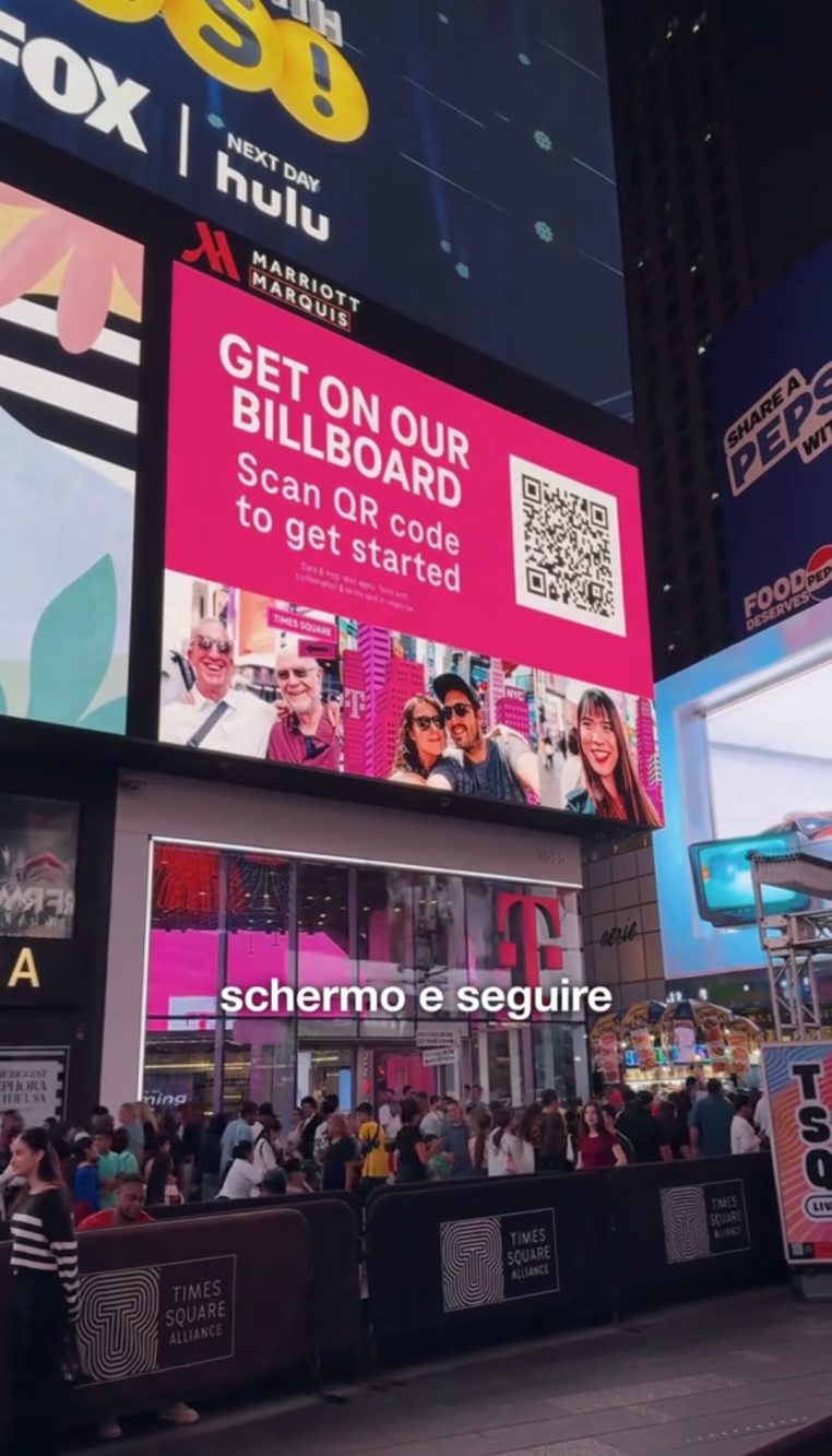 Questo è il maxischermo di Times Square dove comparirà la tua foto.
