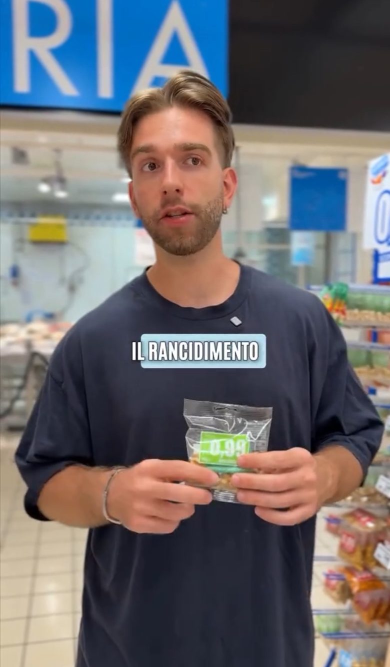 Il nutrizionista ha parlato delle conseguenze negative dell'esposizione alla luce della frutta secca già tostata e conservata in bustine di plastica.