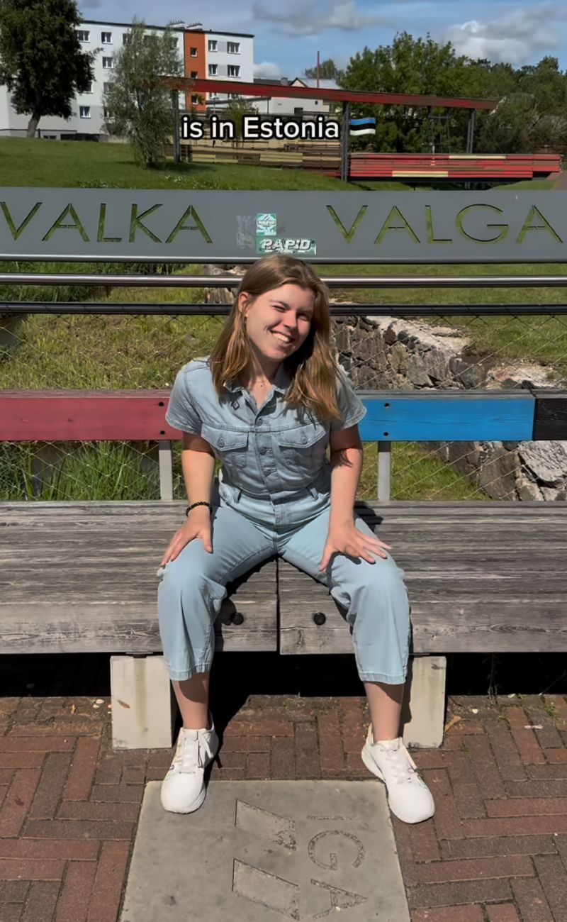 La content creator, in questo momento, aveva una gamba in una nazione e una in un'altra.