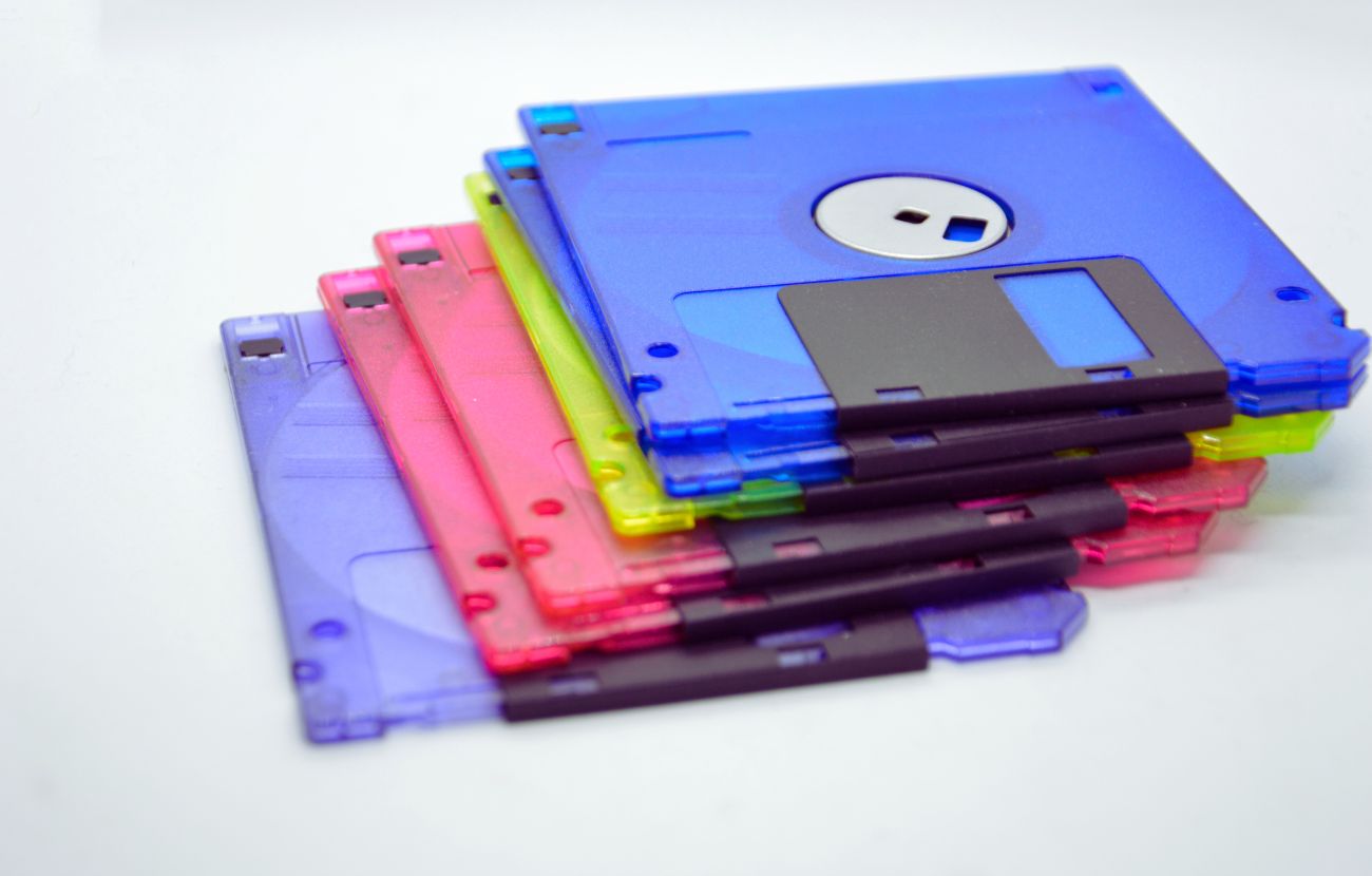 Una collezione di floppy disk, che 'urlano' "Anni '90".