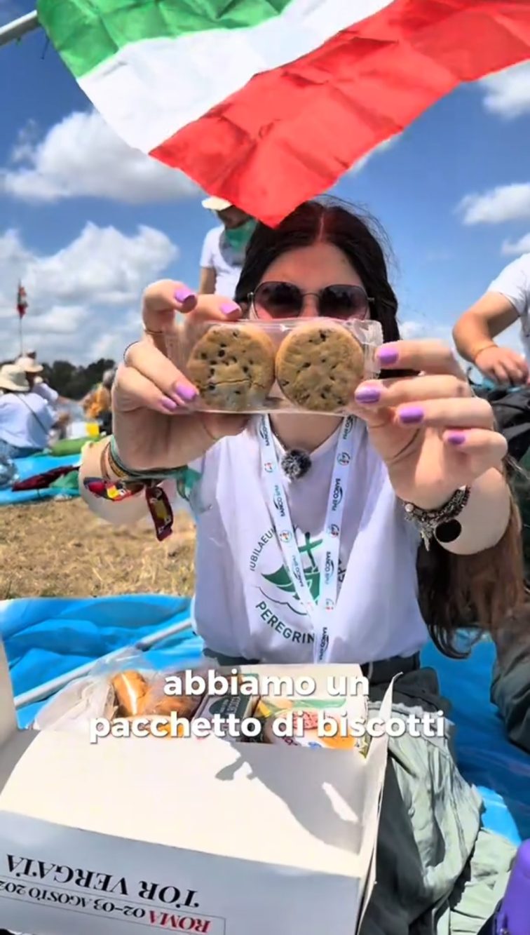 La giovane diocesana ha mostrato il contenuto del pacco alimentare che lei e altre migliaia di giovani partecipanti al Giubileo hanno ricevuto.