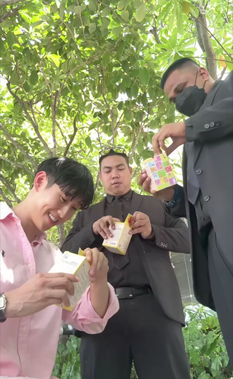 Il content creator ha comprato tre Labubu: uno per sé e uno ciascuno come regalo alle sue guardie del corpo.