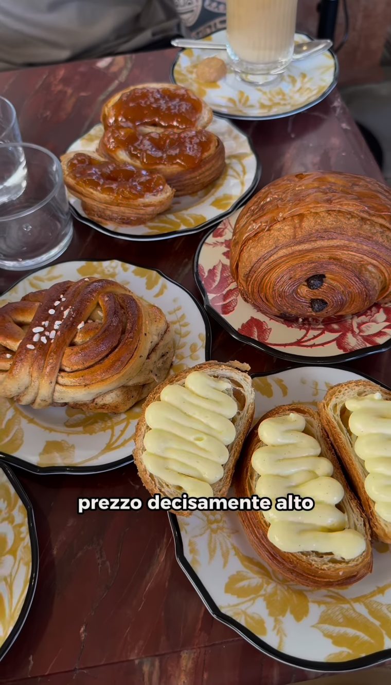 Tutti i prodotti da forno ordinati da Gucci a piazza della Signoria. 