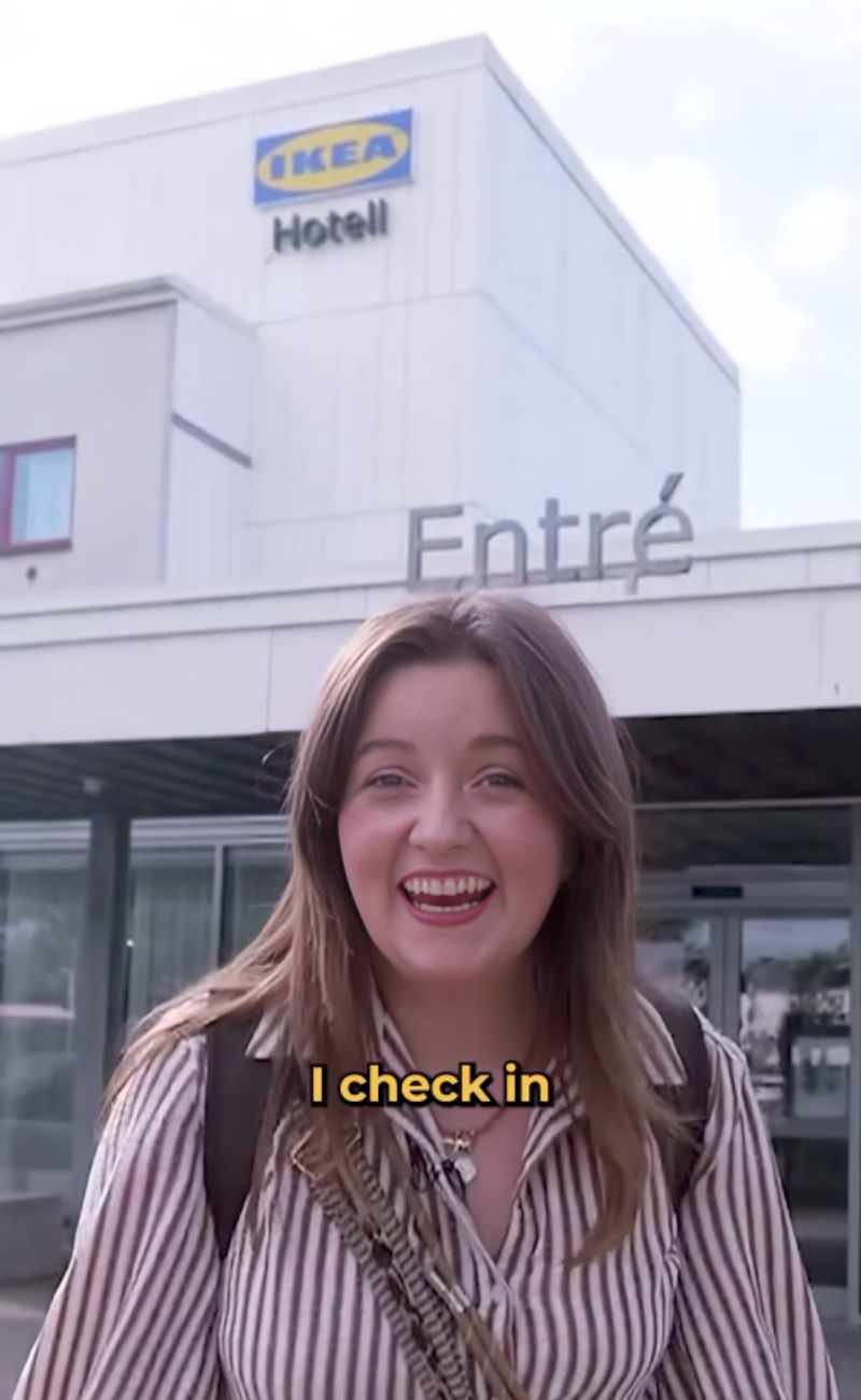 La content creator Chelsea poco prima di fare il check-in all'hotel Ikea.