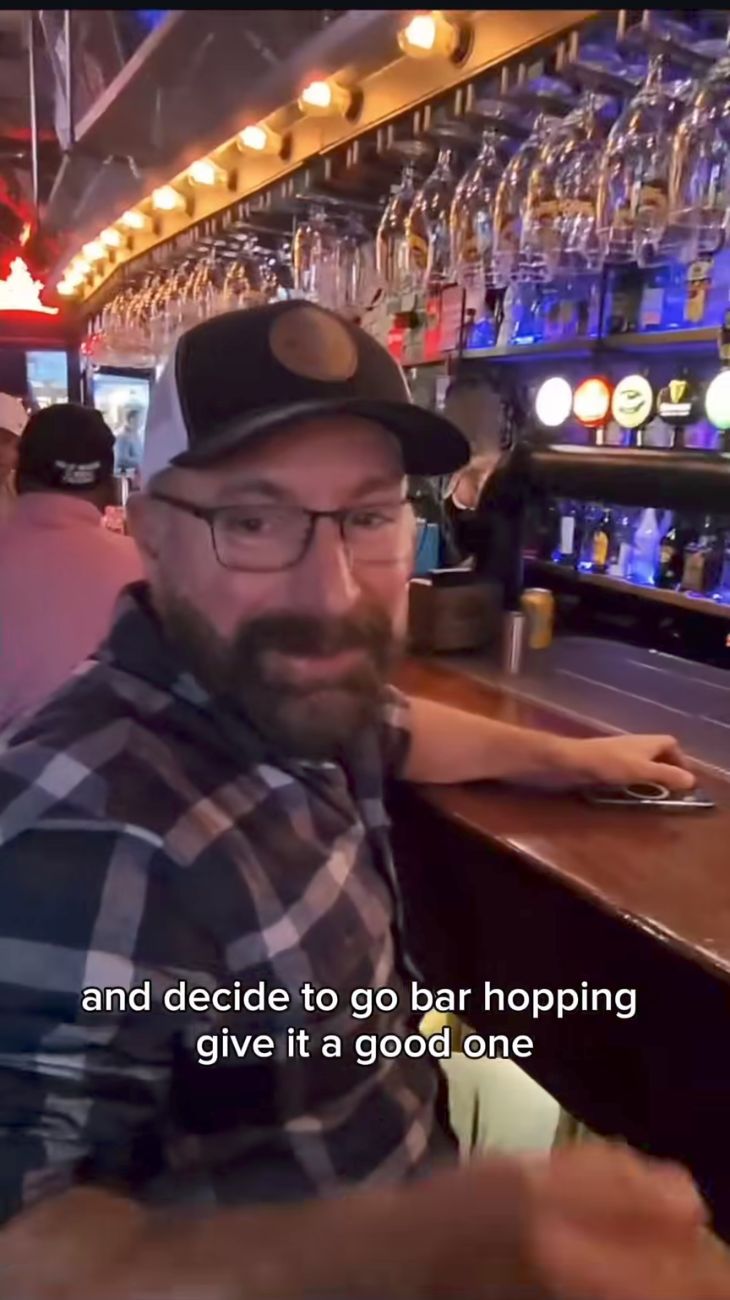 Doug, un altro content creator, gli ha offerto da bere.