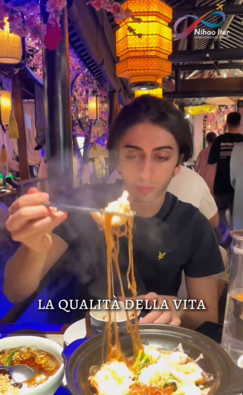 In Cina, il costo della vita più basso permette a tutti di mangiare al ristorante senza preoccuparsi.