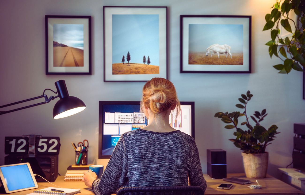Lavorare da casa ci rende più felici, specialmente se la scelta è stata nostra e non imposta.