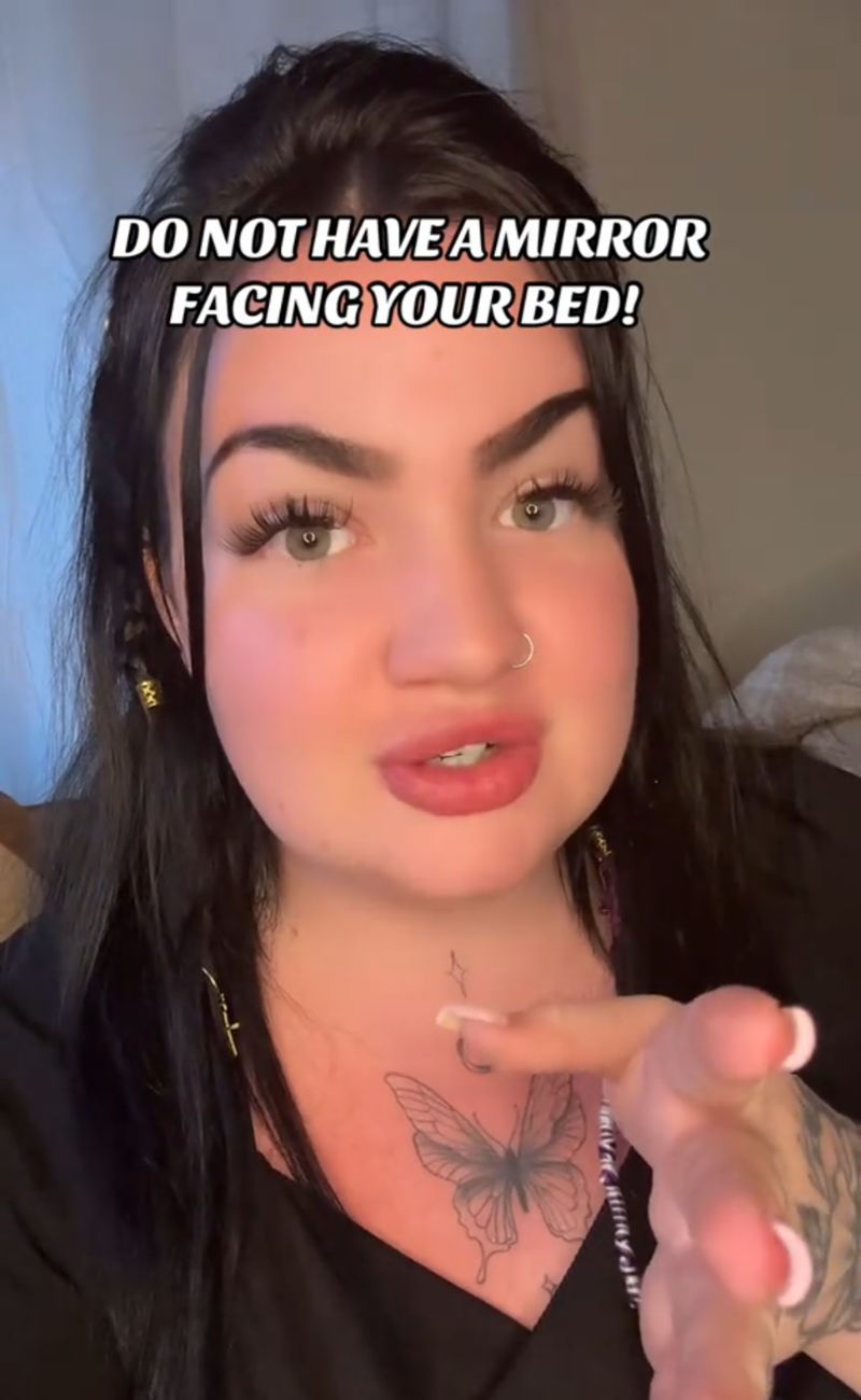 La medium ha invitato chi crede al paranormale a non mettere specchi di fronte ai letti.