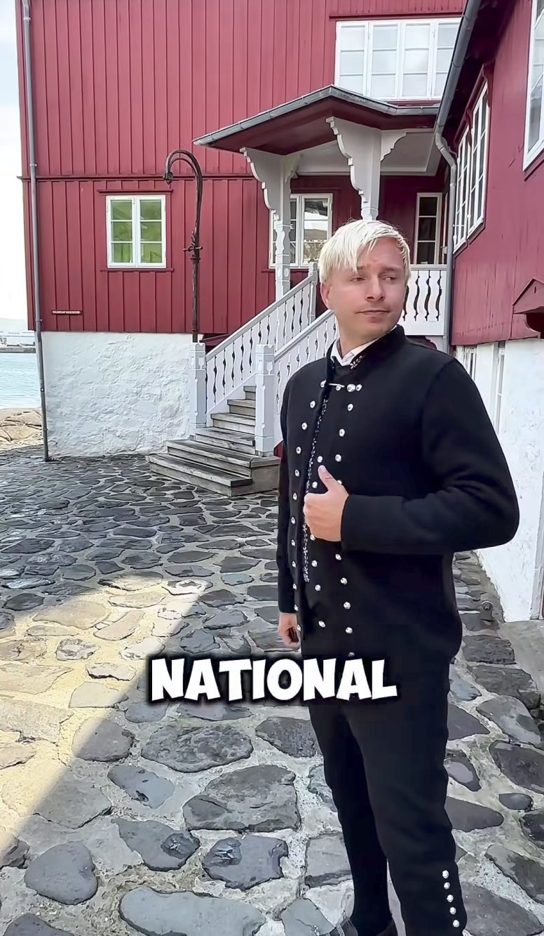 In occasione del 'National Day', Gus ha indossato un vestito tradizionale delle Isole Faroe.