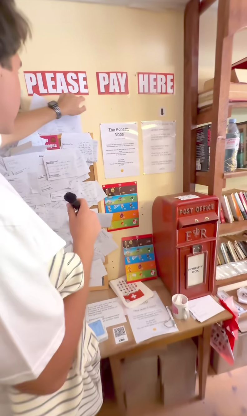 L'angolo pagamento del "negozio dell'onestà" situato in Svizzera