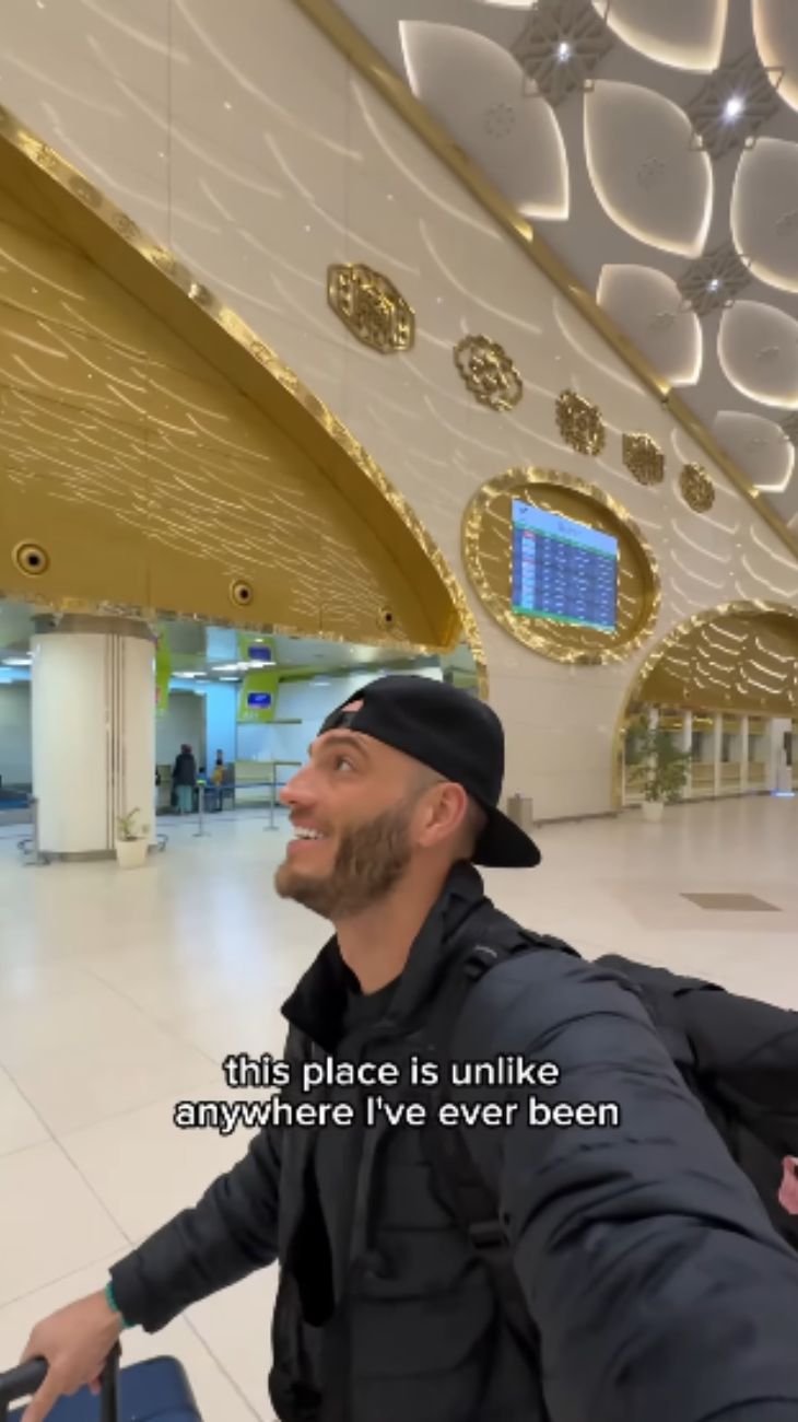 Un tiktoker era riuscito, tra mille difficoltà, a visitare il Turkmenistan. L'aeroporto vuoto (letteralmente) lo aveva subito portato a dire che questo paese "non è simile a nessun altro che abbia già visitato".