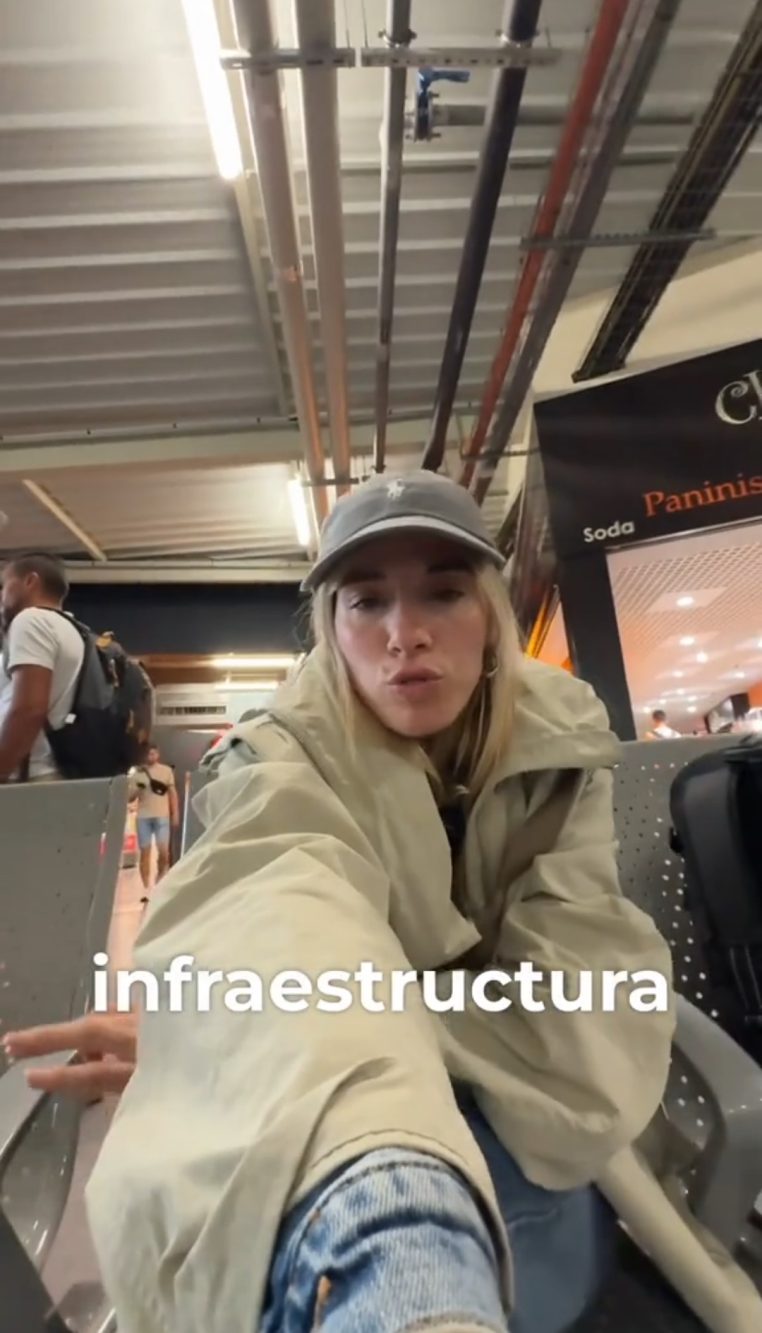 La influencer ha descritto l'aeroporto come piccolo, scomodo, lontano dal centro e affollato, specie d'estate.