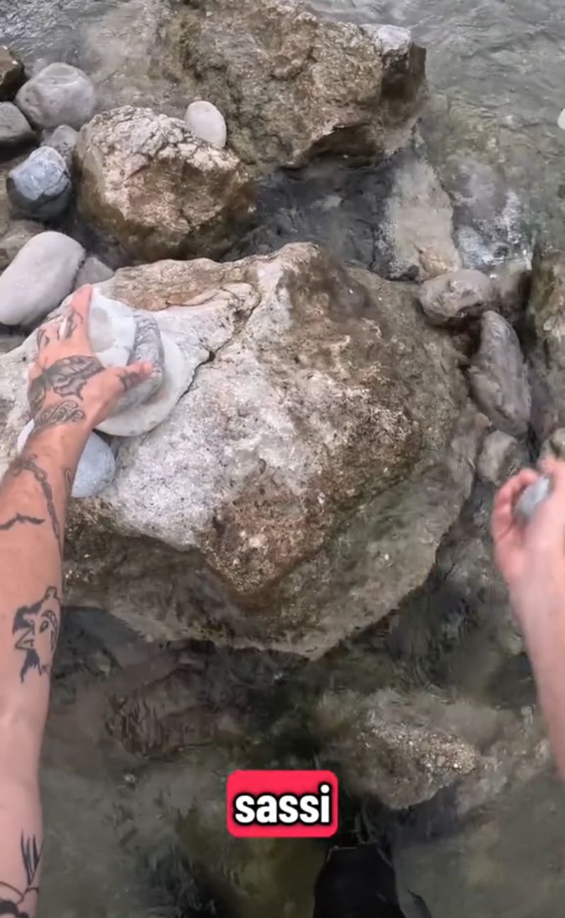 Il pescatore ha rimosso diverse piramidi di sassi che ha trovato lungo un fiume