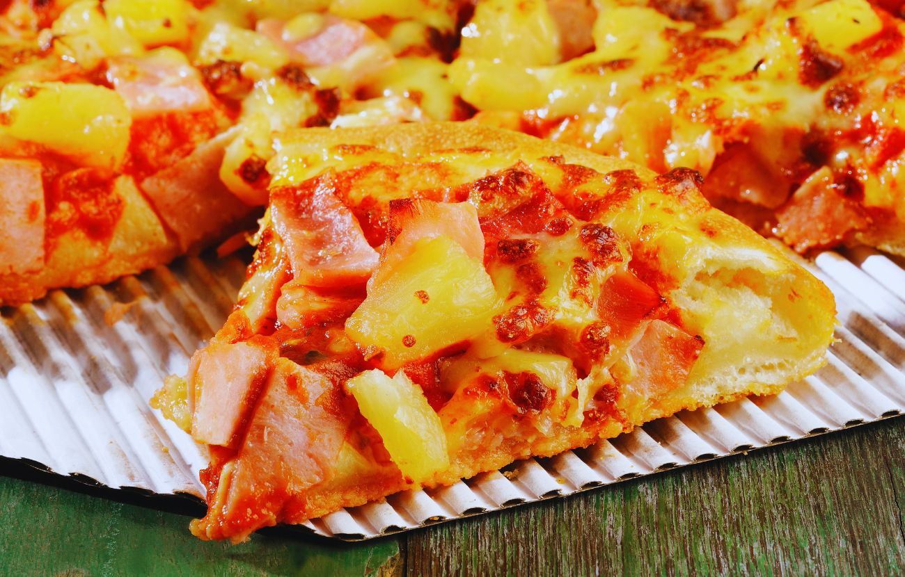Una deliziosa fettina di pizza con ananas.