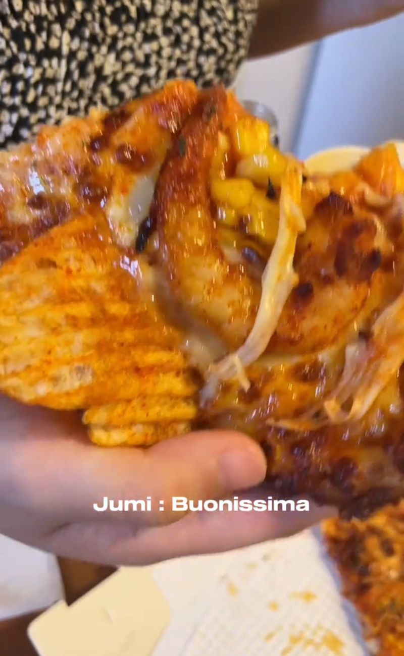La pizza coreana: patatine in busta, mais e gamberi.