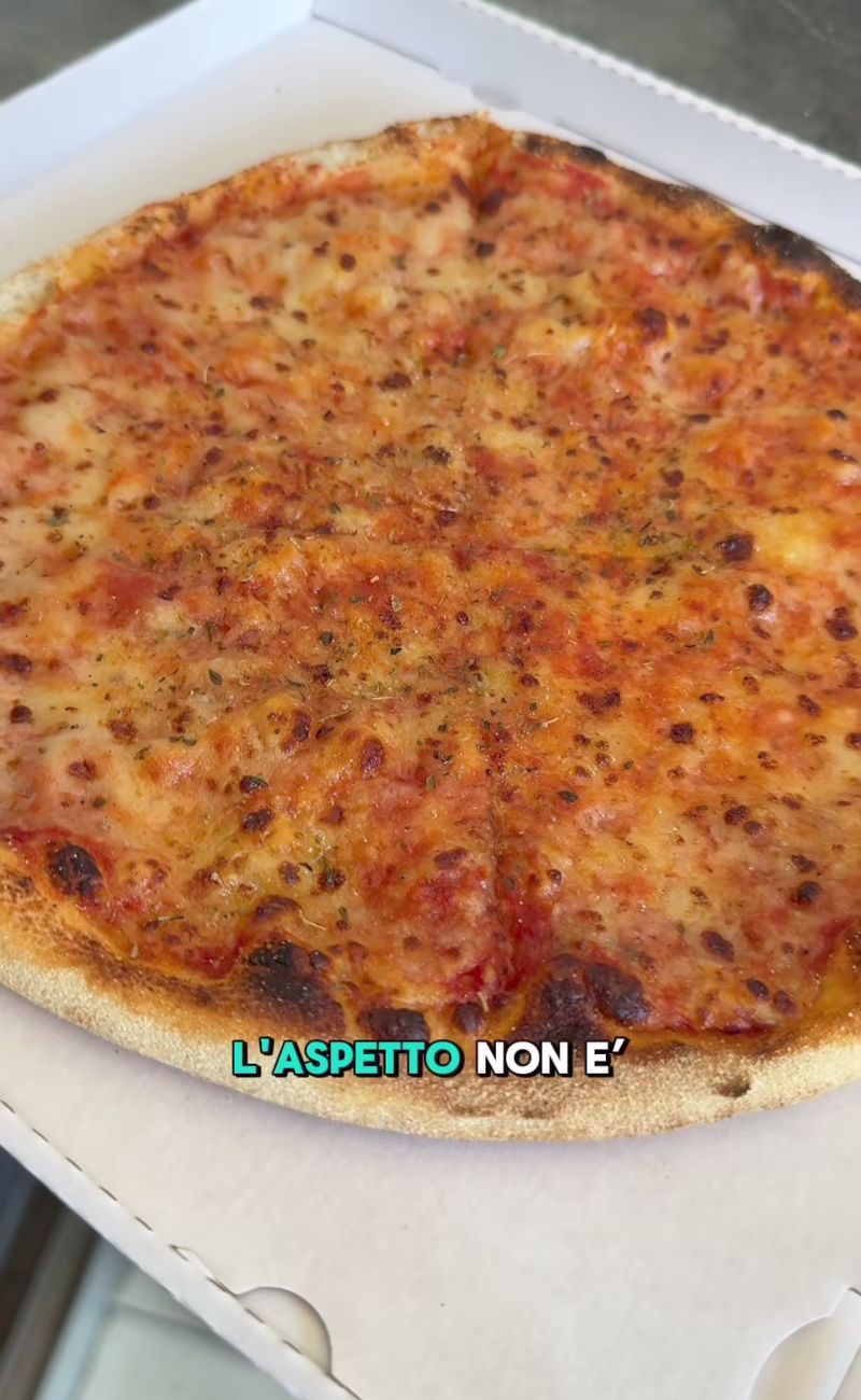 L'aspetto della pizza appena uscita dal distributore automatico.