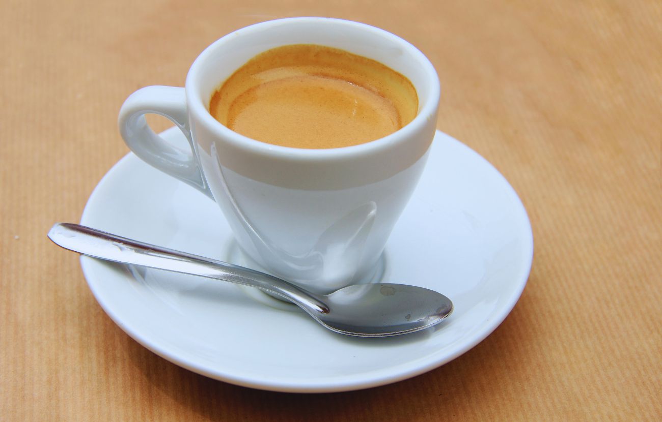 Un caffè espresso amaro, senza zucchero né dolcificante: così lo prendono decine di migliaia di italiani ogni giorno.