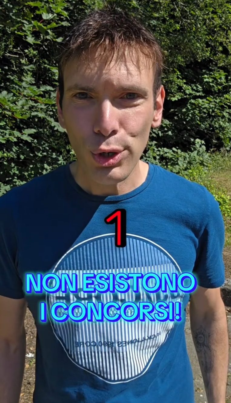 Gabriele, residente in Regno Unito da vent'anni, ha spiegato alcune differenze sostanziali del mercato lavorativo nostrano e quello UK.