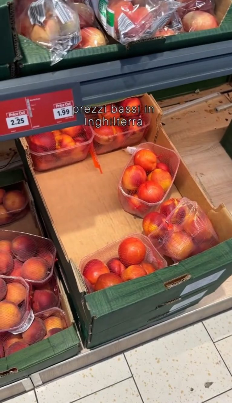 Un cestino di pesche nettarine, nella Lidl del Regno Unito, costa poco più di 2 euro.