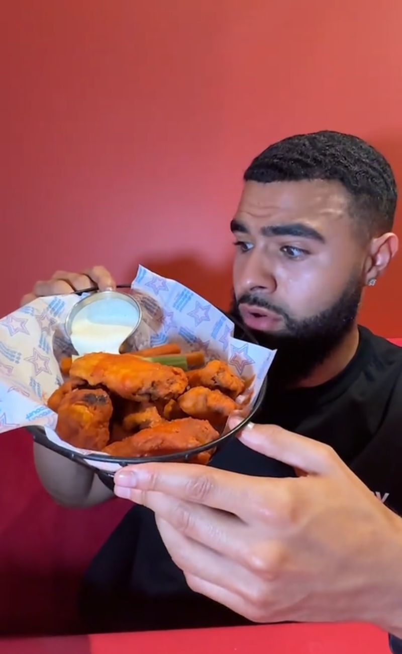 "Le stranger wings non sono male, ma non hanno nulla di strano o originale", spiega l'autore del video.