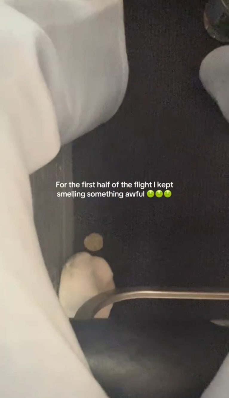 Un piede maschile, con dei calzini estremamente sudati, ha reso il volo Ryanair dal Regno Unito alle Isole Canarie "insopportabile" per la 27enne.