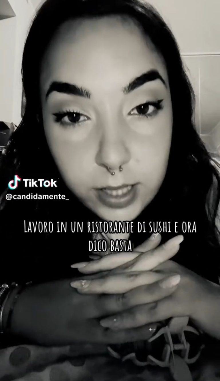 La tiktoker 'candidamente' ha pubblicato uno sfogo virale contro alcuni clienti che frequentano il ristorante di sushi dove lei lavora.
