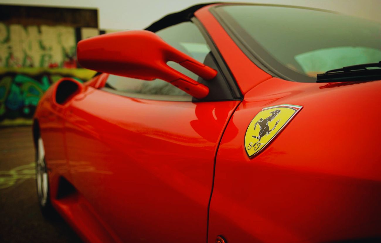 Il logo della Ferrari è di un cavallo, ma non c'entra nulla con la velocità, la leggiadria e il sangue puro.