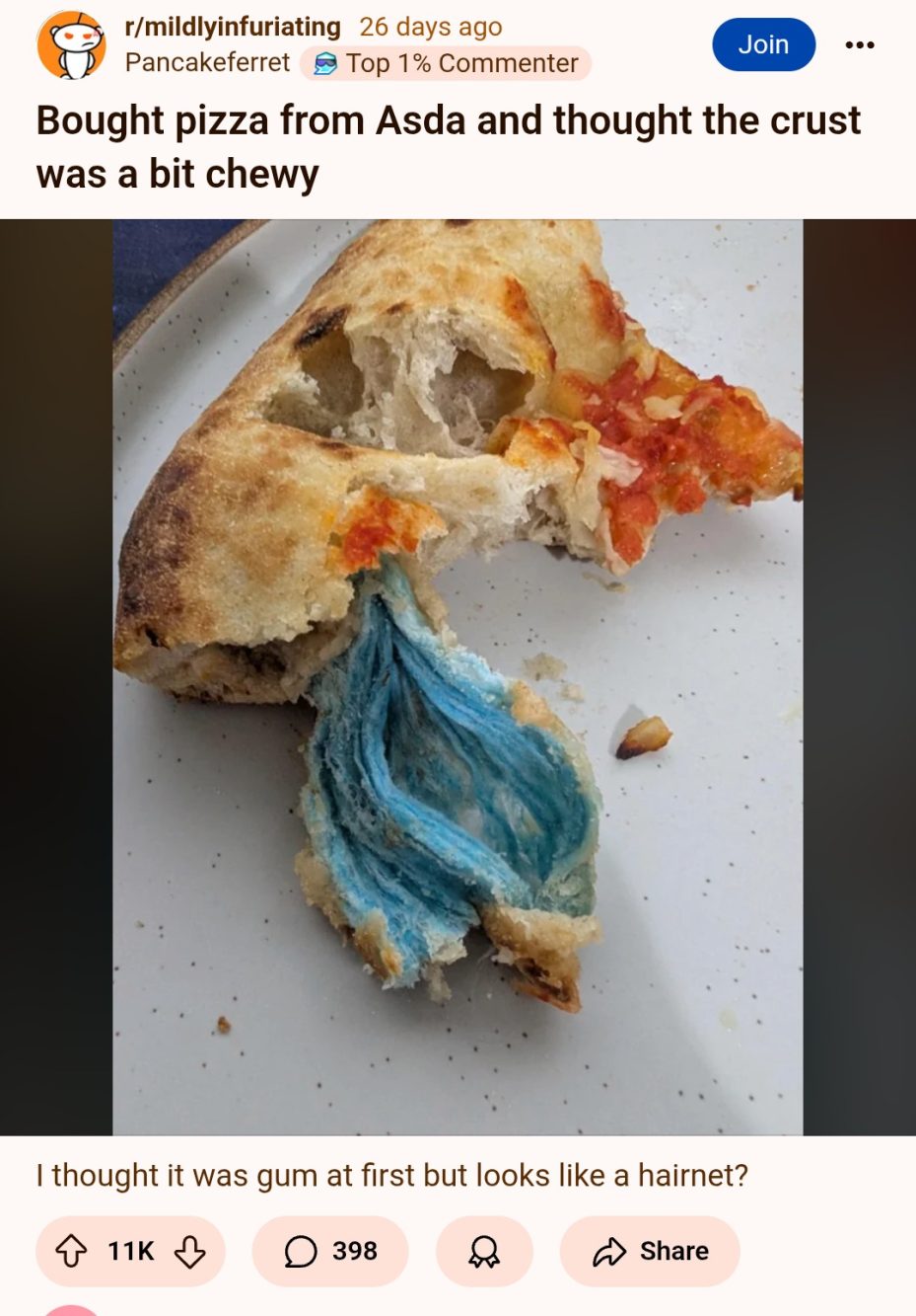 La (non bella) sorpresa nella pizza surgelata comprata al supermercato 'Asda'.