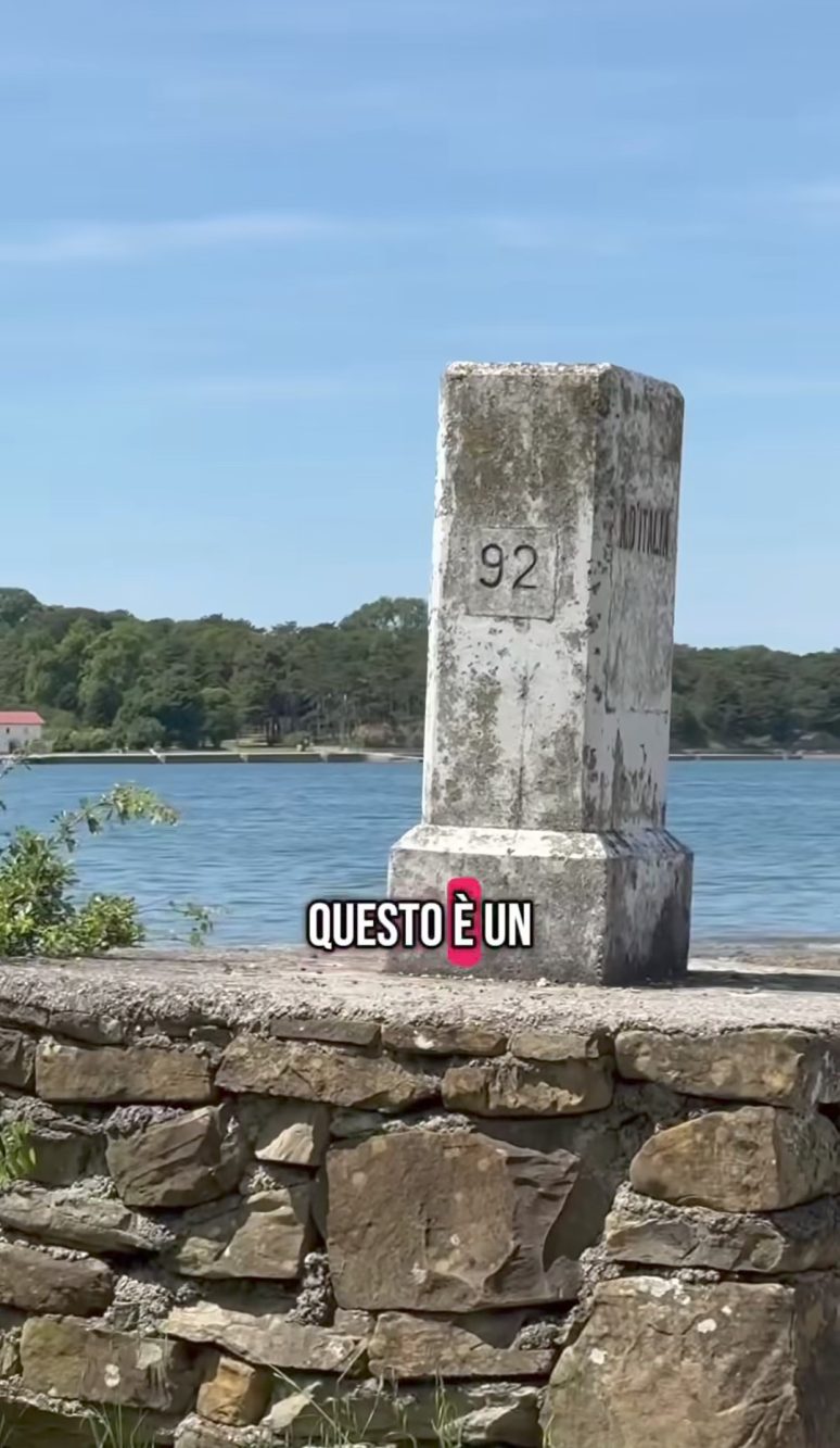 Il 'cippo' che segna il confine tra Italia e Slovenia.