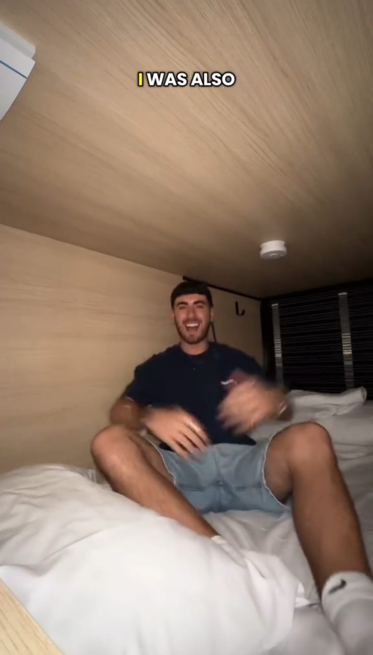 L'interno della stanza 'capsule' di Londra dove ha dormito Callum