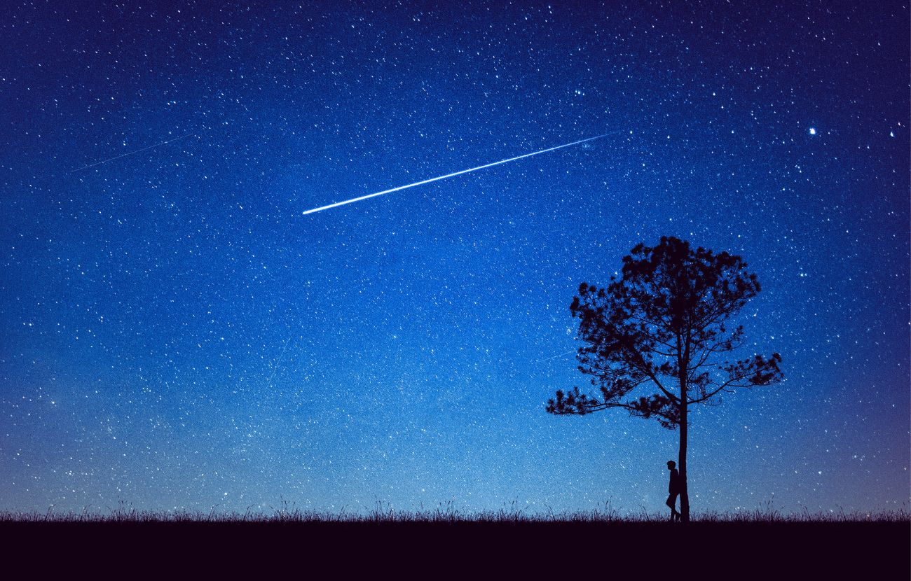 Quella che sembra una stella cadente può essere una scatola contenente rifiuti che si 'brucia' nei cieli.