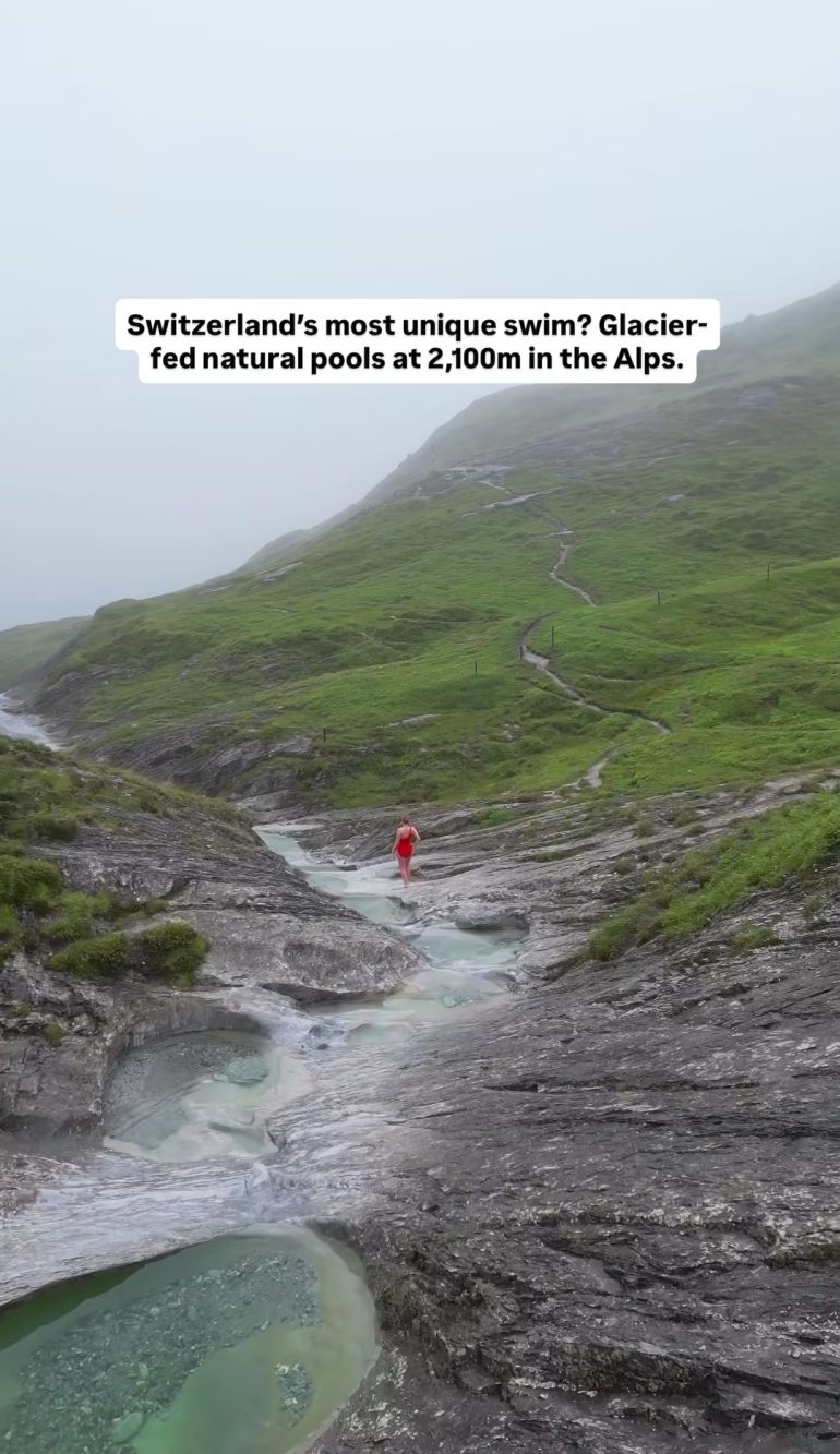 La content creator durante il suo bagno nelle piscine naturali svizzere