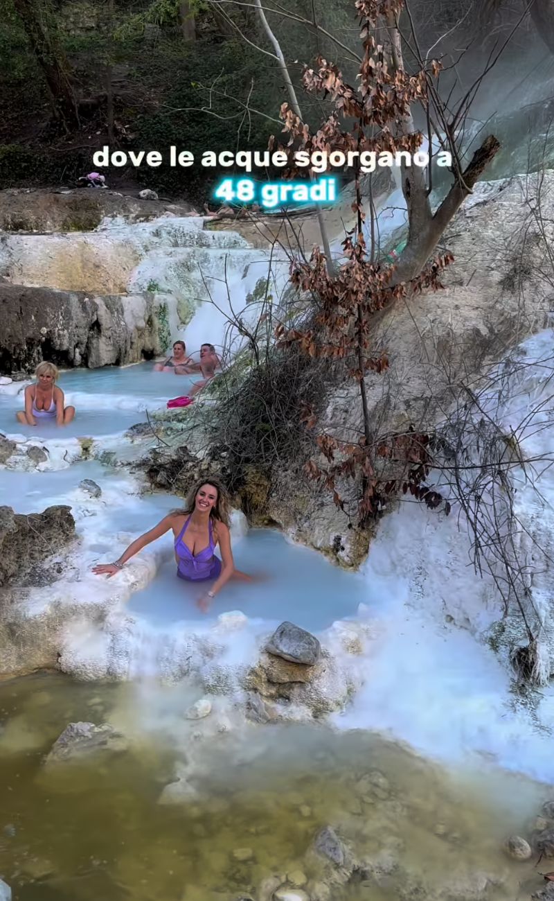 In questo complesso termale, le acque sgorgano costantemente a 48 gradi, dunque è possibile immergervisi anche d'inverno.