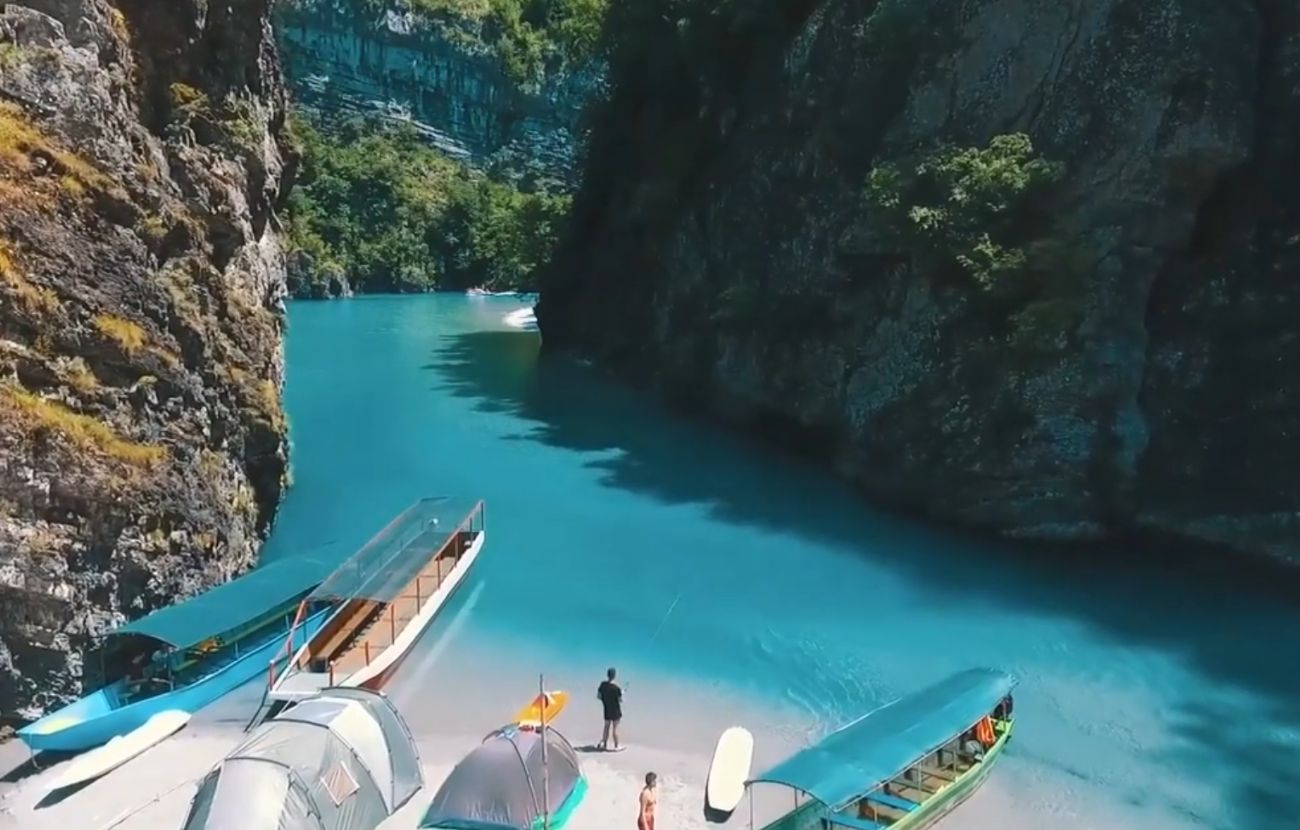 Uno scorcio del fiume, detto "la Thailandia d'Europa". Credits: TopAlbania - youtube.com