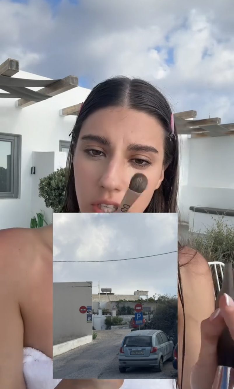 La stradina (e i cartelli) di Santorini della discordia: il divieto d'accesso eccetto residenti vale anche per chi ha una regolare prenotazione