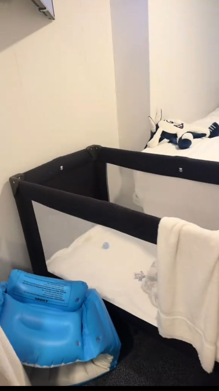 La culla dove dorme loro figlio