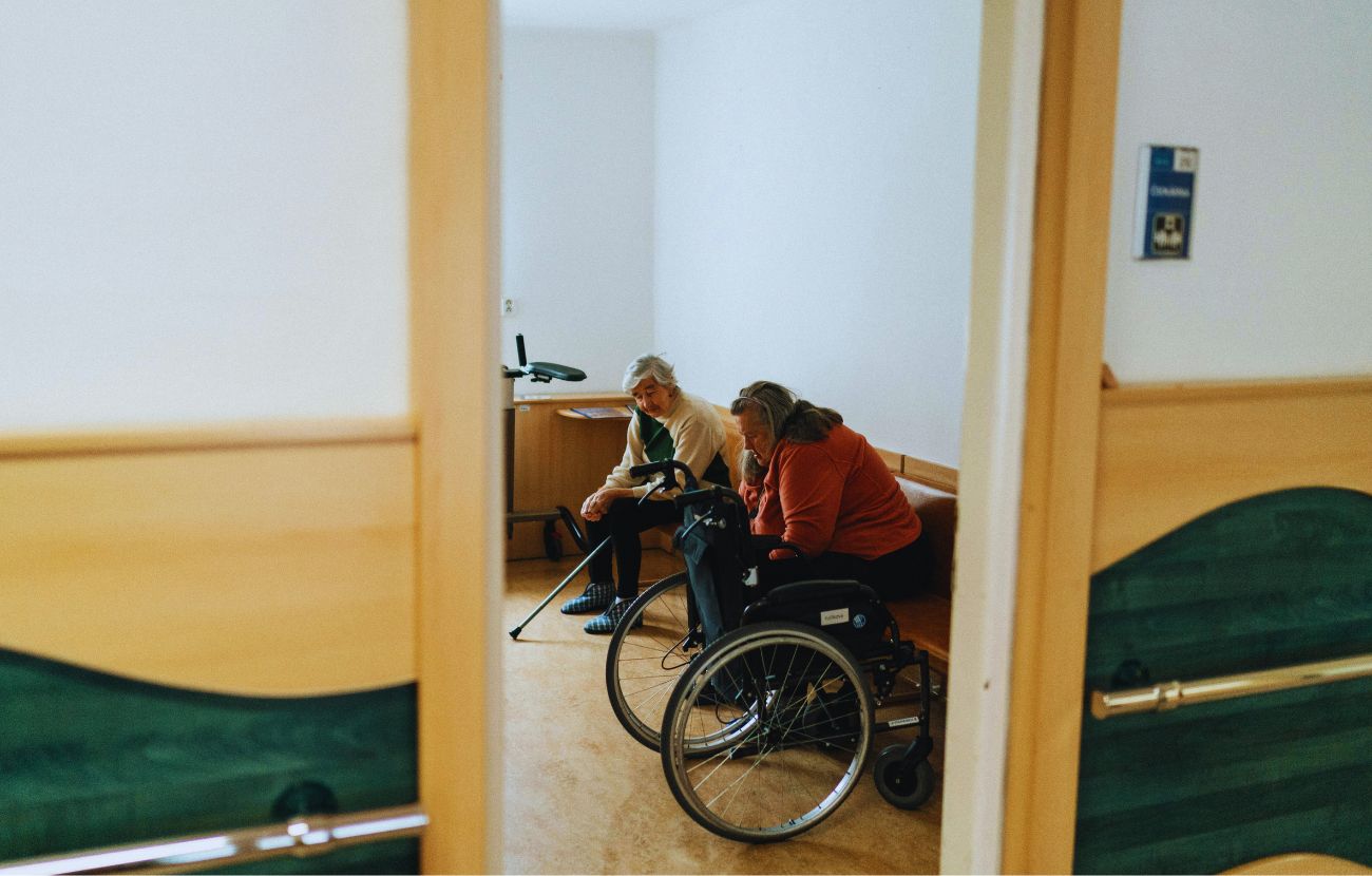 Una donna di 38 anni è andata a vivere in una casa di riposo per anziani, non pentendosene affatto.