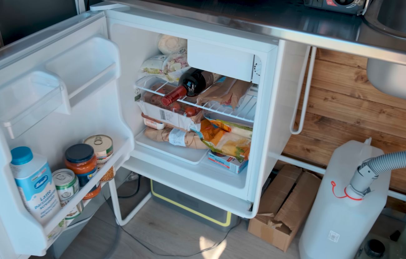 La spesa fatta il giorno prima da Roman, il giovane italiano che vive con 100€ al mese. Credits: Natalino Stasi - YouTube