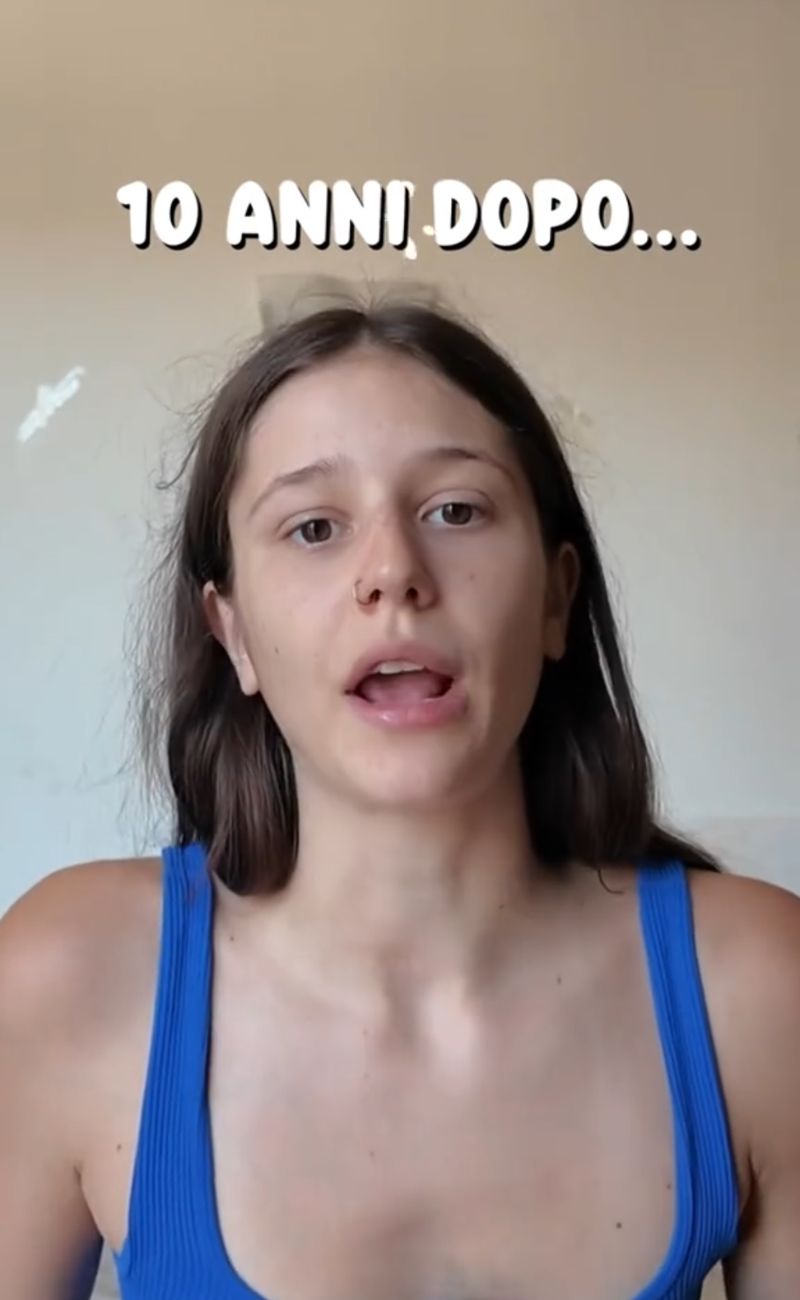 Dopo dieci anni, il sogno americano di vivere e lavorare a New York si è rivelato vuoto, come le vite degli americani, almeno secondo Samantha Frison.