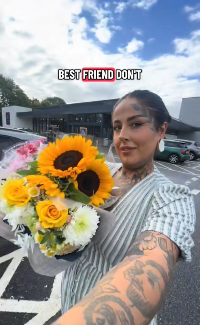 Nel video, Hollie racconta di "sentire la mancanza" del posto di lavoro e, per questo, di aver voluto portare dei fiori alle sue dipendenti.