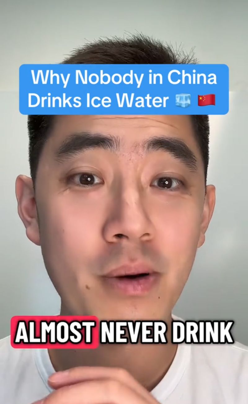 "In Cina quasi nessuno beve acqua fredda", spiega l'esperto di medicina tradizionale cinese.