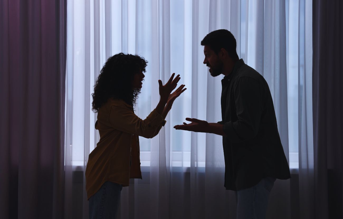 Può capitare che un adulto non sopporti i propri genitori e lo dimostra pronunciando alcune frasi 'educate' ma pungenti.